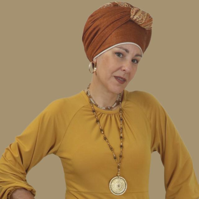 Styliste israélienne créatrice d'une mode Tsniout à Jérusalem. Idéal pour tous les âges et toutes les formes.