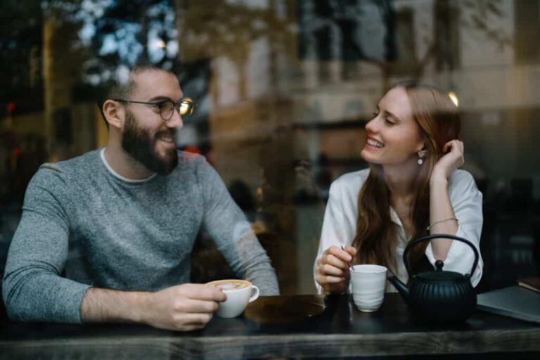 Première rencontre au café